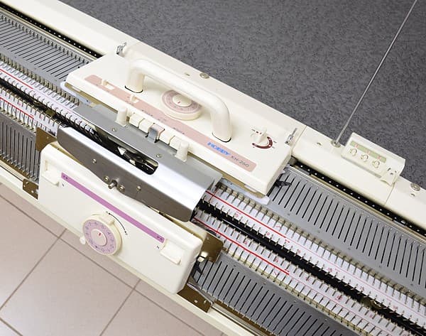 Удлиненная двухфонтурная перфокарточная вязальная машина 3 класса Hobby KH260-150/KR260-150 - №1