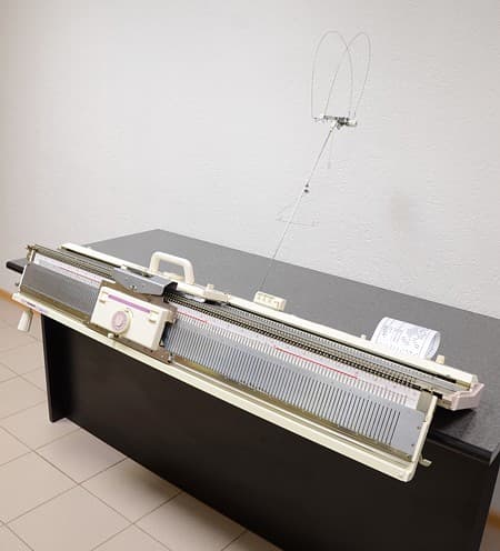 Удлиненная двухфонтурная перфокарточная вязальная машина 3 класса Hobby KH260-150/KR260-150