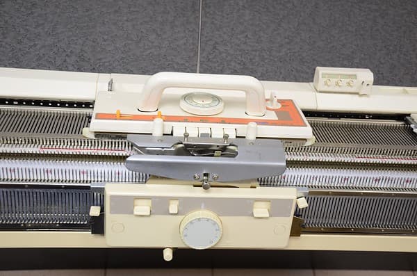 Удлиненная двухфонтурная перфокарточная вязальная машина 5 класса Hobby KH860-272/KR838-272 - №2