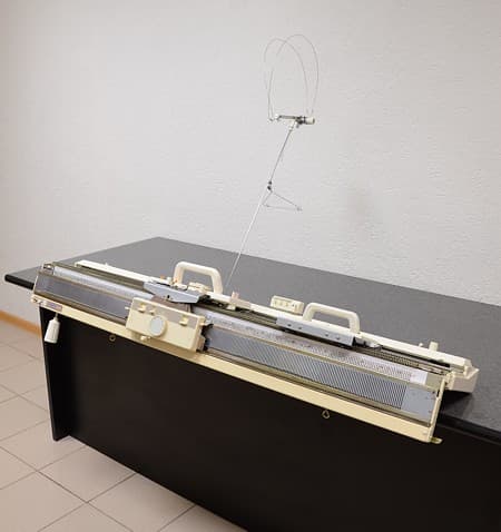 Удлиненная двухфонтурная перфокарточная вязальная машина 5 класса Hobby KH860-272/KR838-272