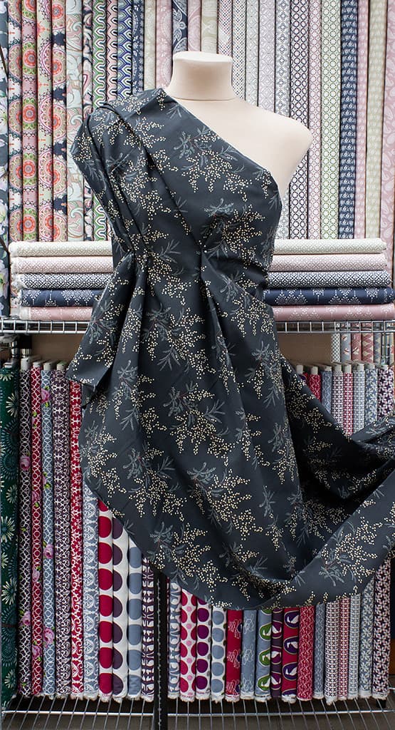 Ткань Gütermann Good Vibes (веточки с цветами на темно-сером) - №2