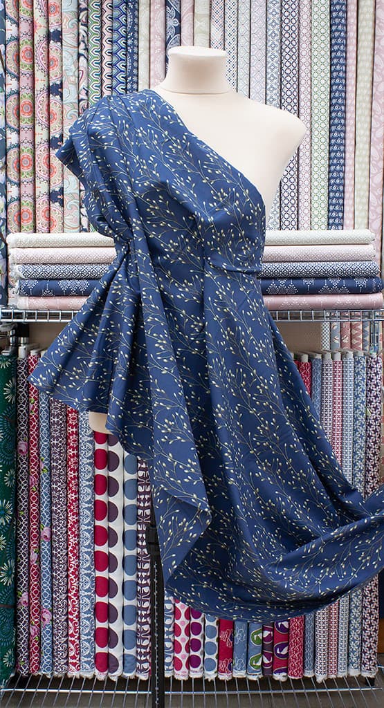 Ткань Gütermann Good Vibes (веточки с бутонами на темно-синем) - №2