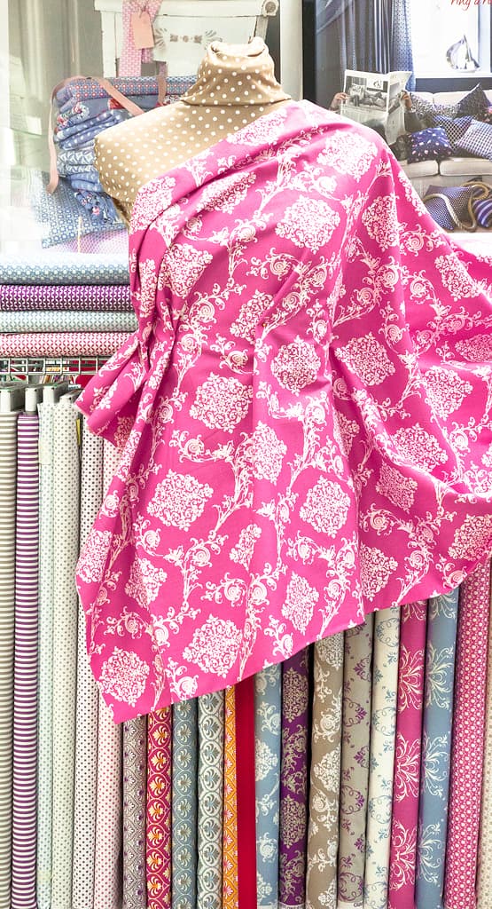 Ткань Gütermann French Cottage (белый ажурный ромбовидный узор на ярко-розовом) - №2