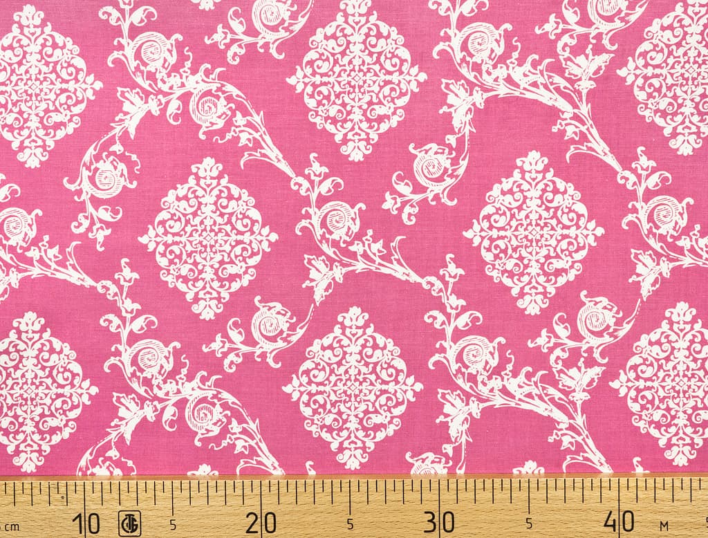 Ткань Gütermann French Cottage (белый ажурный ромбовидный узор на ярко-розовом)