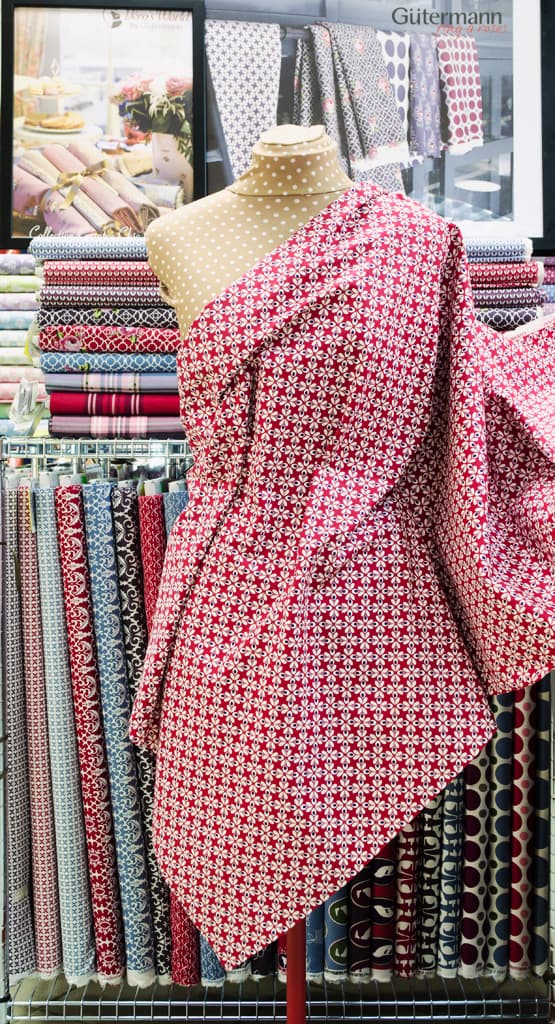 Ткань Gütermann Fenton House (красный в белые цветы) - №2