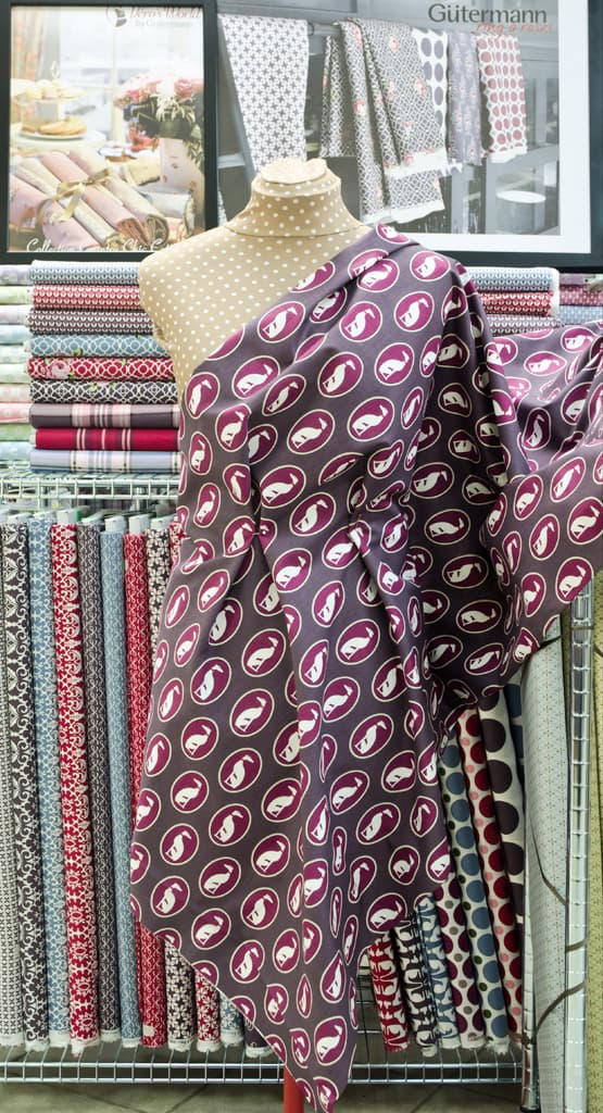 Ткань Gütermann Fenton House (сливовый/собака в рамке) - №2