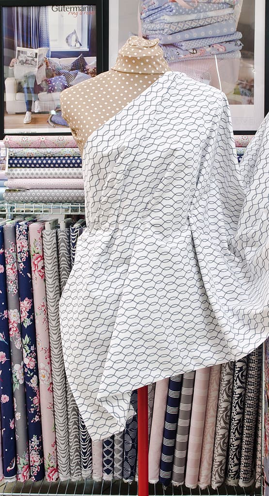 Ткань Gütermann Long Island (белый/ажурный синий рисунок) - №2