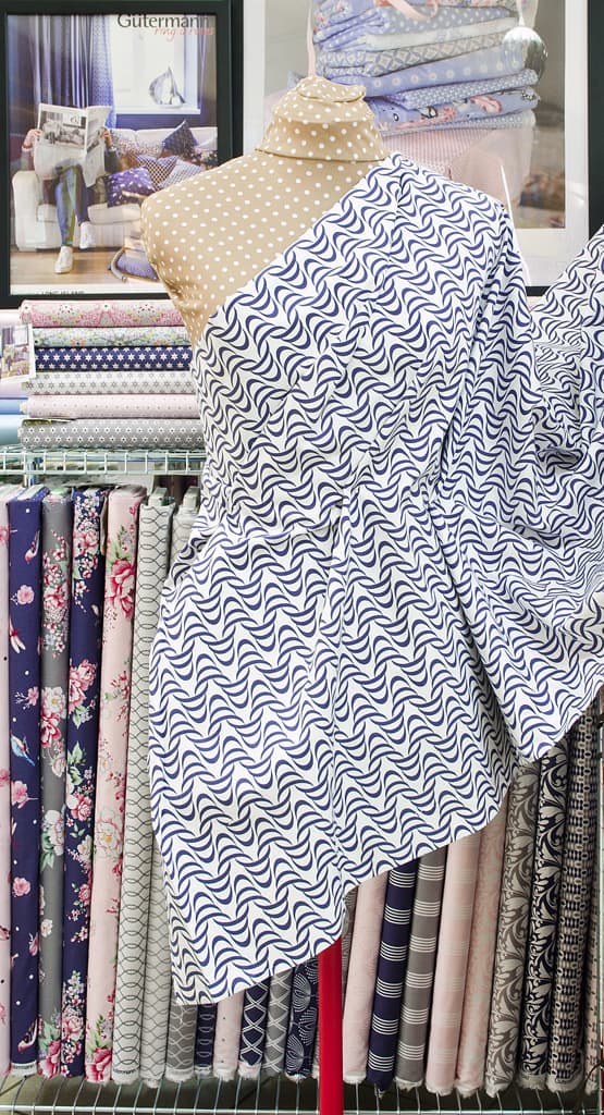 Ткань Gütermann Long Island (белый/синий рисунок) - №2