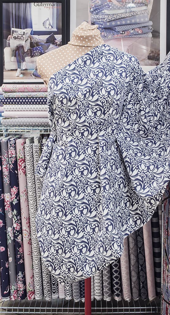 Ткань Gütermann Long Island (синий/белые цветы) - №2