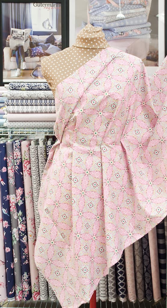 Ткань Gütermann Long Island (розовый/разноцветный узор) - №2