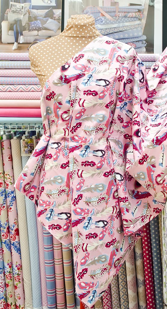 Ткань Gütermann Portofino (розовый/разноцветные перья) - №2