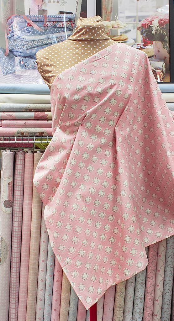 Ткань Gütermann With Love (цветочные букеты на темно-розовом) - №2