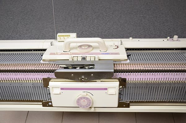 Двухфонтурная перфокарточная вязальная машина 3 класса Hobby KH260/KR260 - №1