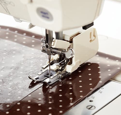 Верхний транспортер с направителем  для машин с вертикальным челноком