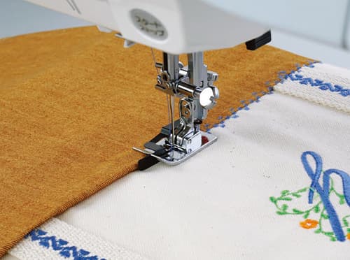 Лапка для шитья "в раскол" с центральной направляющей для машин с горизонтальным челноком