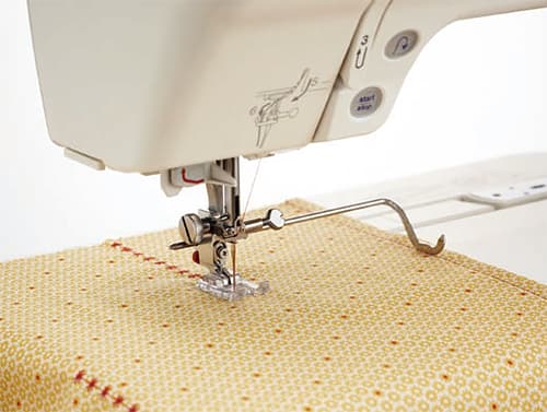 Комплект из двух длинных направляющих для машин с горизонтальным челноком