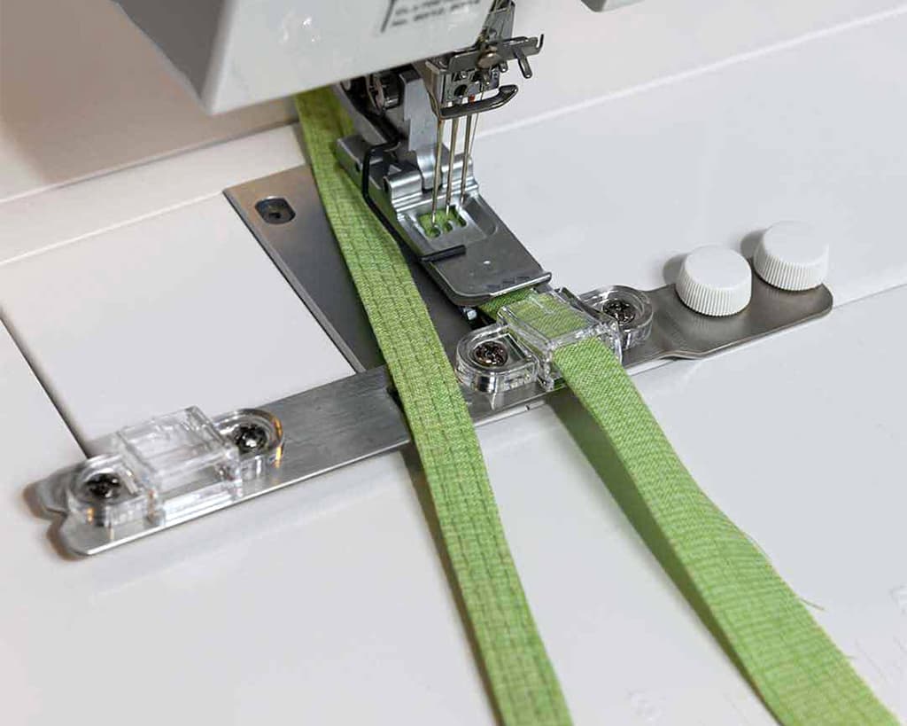 Приспособление для нашивания ленты и изготовления шлевок