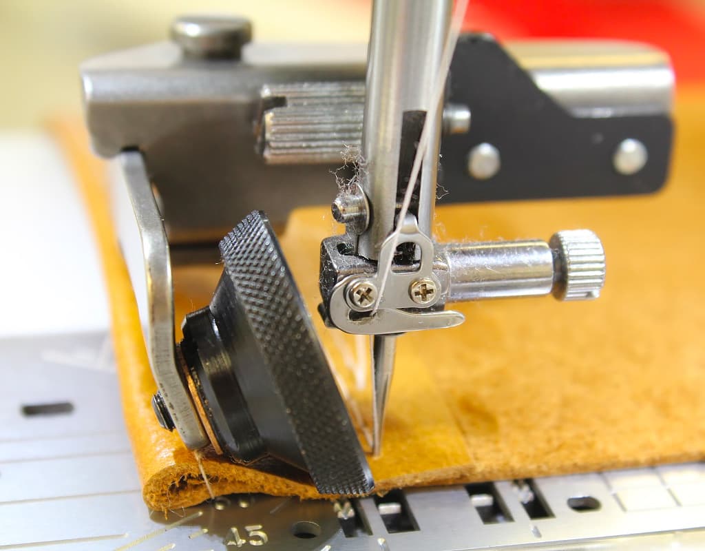 Лапка с роликом для кожи и винила (для машин с шириной строчки 9 мм) - №1