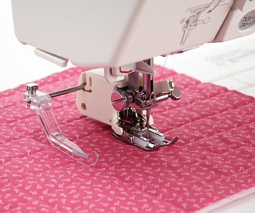 Верхний транспортер со сменными лапками и двумя направителями для машин с горизонтальным челноком*