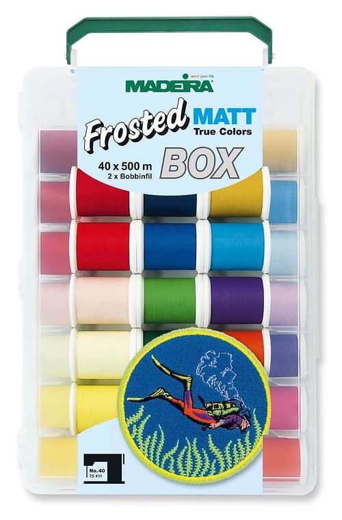 40 катушек Frosted Matt по 500м, шпульная нить и набор вышивальных игл №75 5 шт Большой набор матовых ниток Madeira Frosted Matt в пластиковой коробке
