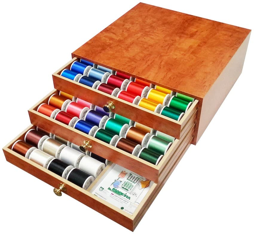 120 катушек Rayon равномерной окраски по 1000м и шпульная нить Набор вышивальных ниток Madeira Rayon (большие катушки). Шкатулка с отделкой под дерево.