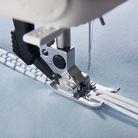 Лапка с тремя отверстиями для пришивания шнуров IDT