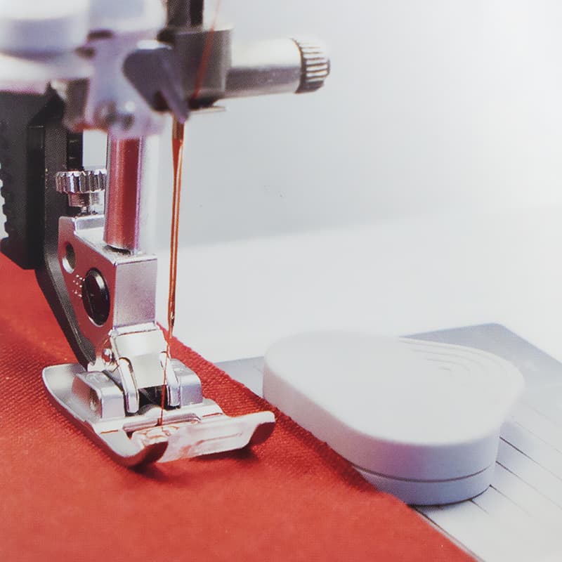 Магнитная направляющая для игольной пластины