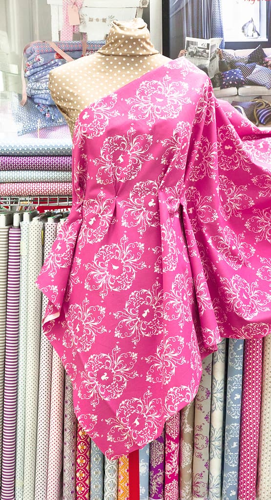 Ткань Gütermann French Cottage (белые животные в орнаменте на ярко-розовом) - №2