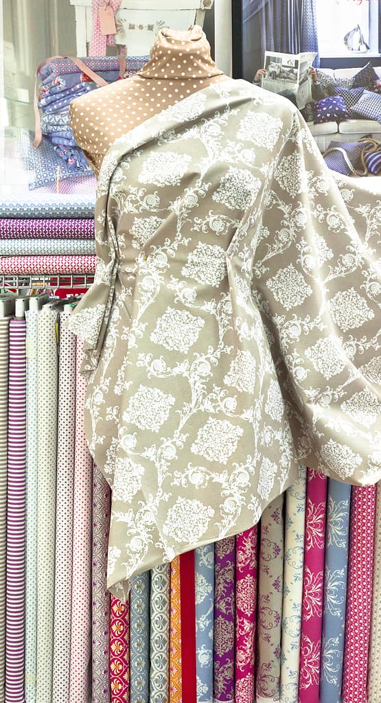 Ткань Gütermann French Cottage (белый ажурный ромбовидный узор на серо-бежевом) - №2