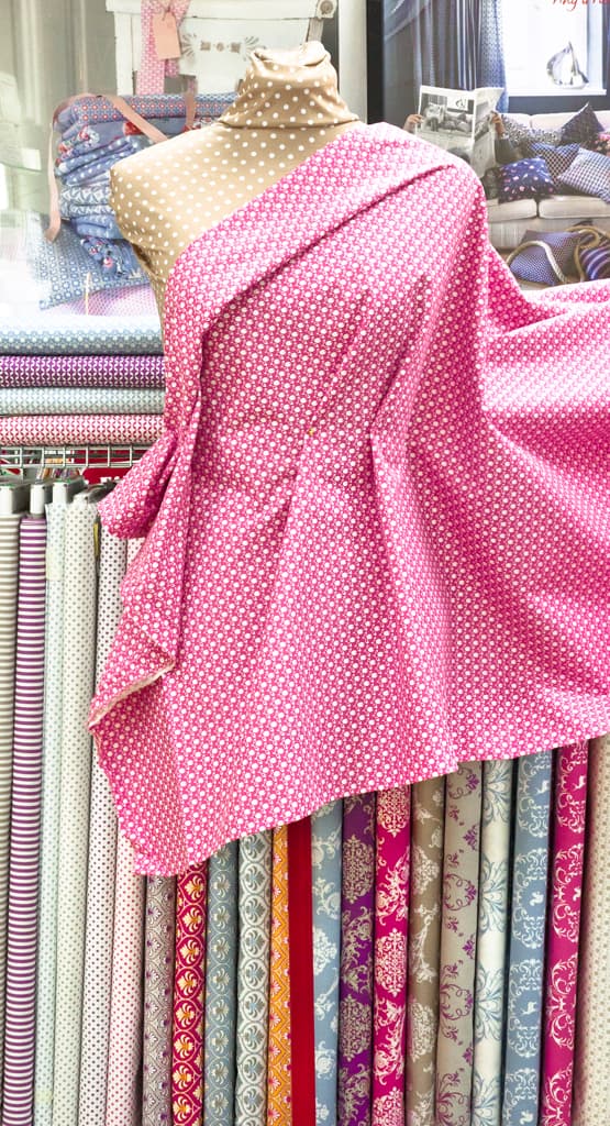 Ткань Gütermann French Cottage (белые тюльпанчики на ярко-розовом) - №2