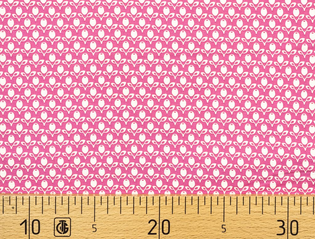Ткань Gütermann French Cottage (белые тюльпанчики на ярко-розовом)