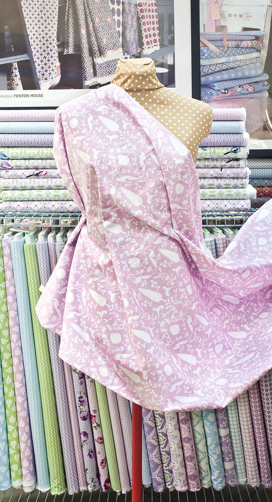 Ткань Gütermann Notting Hill (розовый/белые растения и животные) - №2