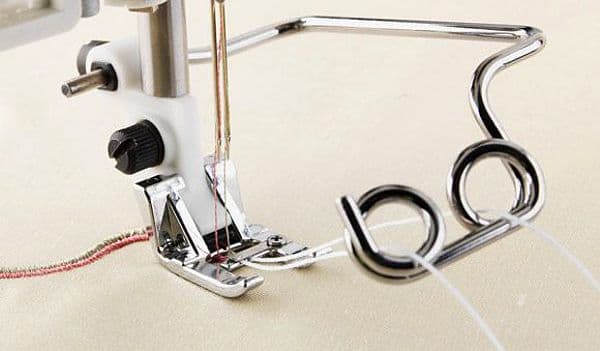 Лапка с направителем для нашивания 2-х шнуров