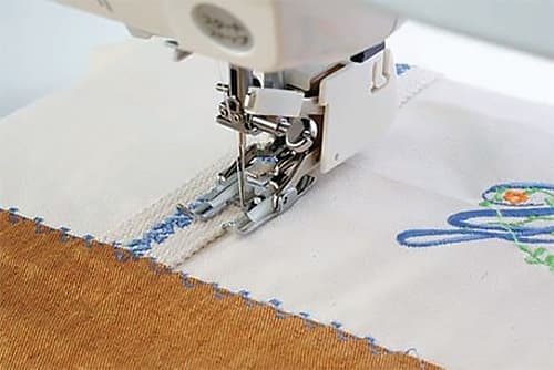 Верхний транспортер с открытой лапкой и направителем для машин с горизонтальным челноком*