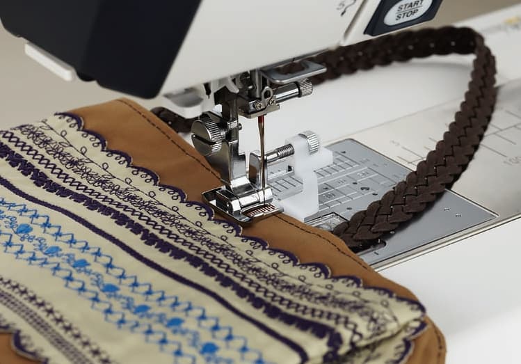 Лапка с регулируемым направителем (для машин с шириной строчки 9мм) - №1