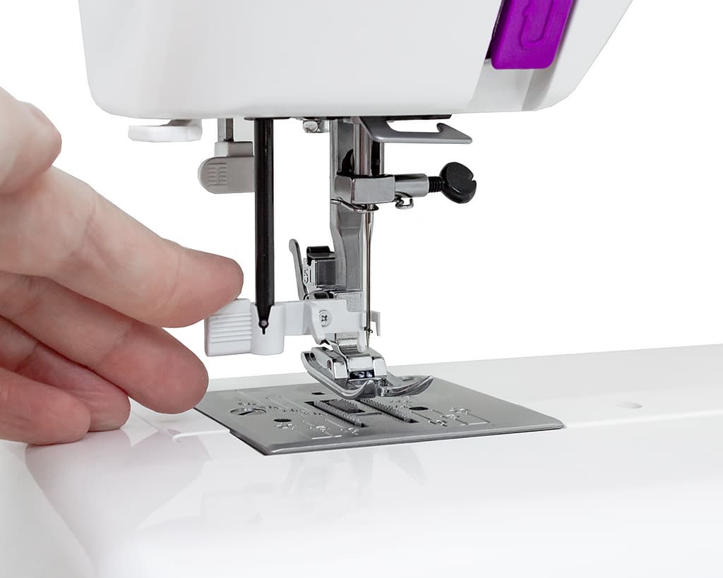 Электромеханическая швейная машина Janome Sella - №6
