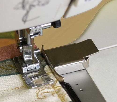 Магнитная направляющая для ткани на игольную пластину швейной машины - №1