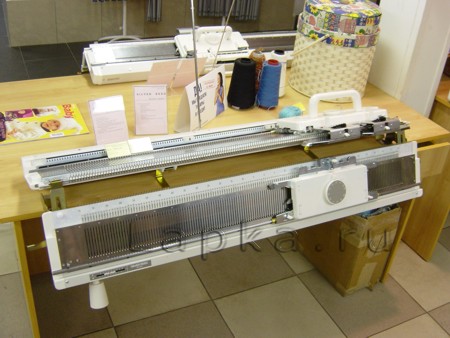 Silver Reed SK860/SR860 Двухфонтурная компьютерная вязальная машина 4 класса